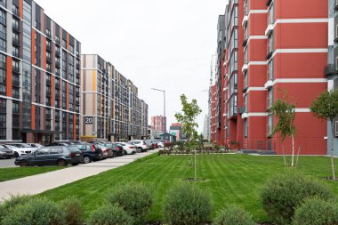 Canlı konut alanı, çağdaş yüksek binalar, iyi bakımlı yeşil alanlar ve geniş park alanları içeriyor, hareketli bir toplum atmosferi yaratıyor..