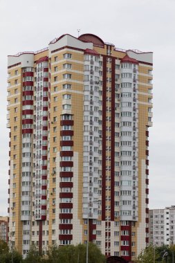 Bu yerleşim bölgesinde kentsel yaşamın cazibesini vurgulayan, kira, ipotek ve emlak sigortası hususlarına odaklanan yüksek katlı apartmanlar yer alıyor..