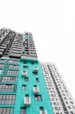 Çağdaş mimari ve çeşitli kiralama seçeneklerini vurgulayarak, kentsel sakinler için ideal olan bu bölgedeki ufuk çizgisine uzun konutlar hakim..