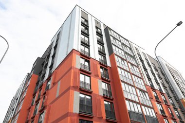 Görüntü, potansiyel sakinler için kira ve ipotek olanaklarının yer aldığı bir yerleşim bölgesinde bulunan çağdaş yüksek katlı apartmanlar gösteriyor..