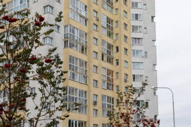 Konut kredisi ve konut kredisi talebinin yanı sıra mahalledeki emlak sigortası hizmetleri de gösterilerek, bu bölgede uzun apartmanlar belirgin bir şekilde ön plana çıkıyor..