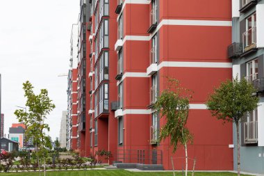 Modern yüksek katlı apartmanlar yerleşim alanlarında duruyor ve çeşitli yaşam seçenekleri sunuyor. Potansiyel sakinler kira sözleşmelerini, ipotekleri ve sigorta olanaklarını araştırabilirler.