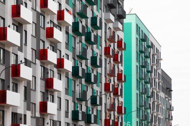 Bu çağdaş apartman binaları hareketli balkonlar içeriyor, hareketli bir yerleşim bölgesinde çarpıcı bir görsel estetik oluşturuyor. Kiralama veya satın alma için ideal.