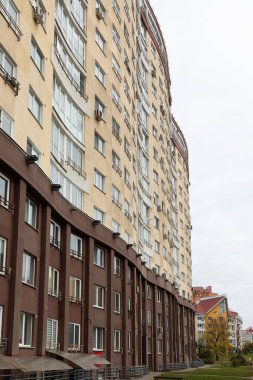 Manzara, sakin bir muhitteki yüksek apartman binalarını yakalıyor, çeşitli yaşam alanlarını ve kent hayatının atmosferini vurguluyor, potansiyel kiracılar veya alıcılar için ideal..