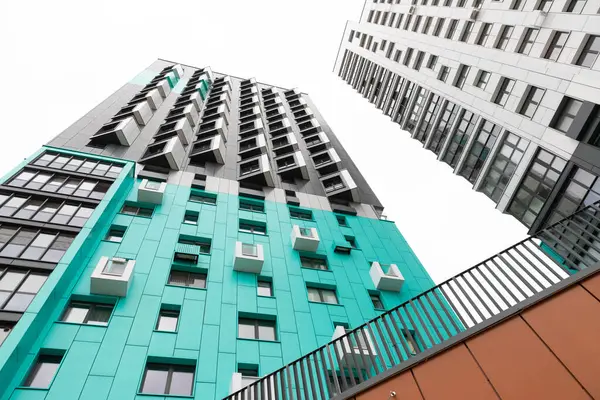 Canlı bir yerleşim bölgesinde, iki uzun apartman dairesi, çeşitli kira seçenekleri ve mülkiyet hususlarıyla modern yaşamı ön plana çıkarıyor..