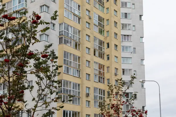 Konut kredisi ve konut kredisi talebinin yanı sıra mahalledeki emlak sigortası hizmetleri de gösterilerek, bu bölgede uzun apartmanlar belirgin bir şekilde ön plana çıkıyor..