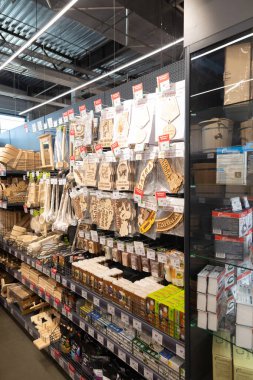 El işi ve onarım malzemeleriyle dolu raflar yerel bir hırdavatçıda iyi organize edilir, müşteriler için çeşitli ahşap eşyalar, aletler ve tamir ürünleri sergilenir.