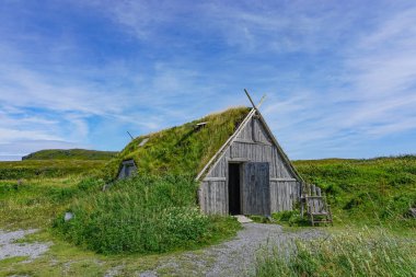 Norstead, Newfoundland, Kanada: Norstead Viking Köyü ve Ticaret Limanı 'nda çimenlik çatılı bir bina, bir Viking Çağı yerleşiminin yeniden inşası.