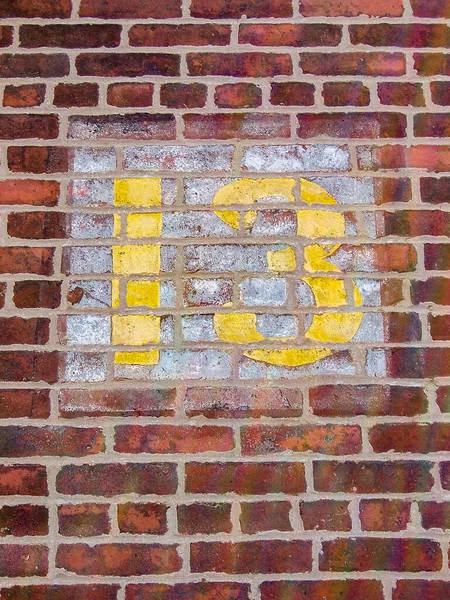Red Hook Brooklyn Number Yellow Paint Red Brick Wall — Stock Photo, Image