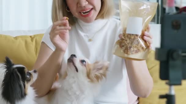 Influencer Youtuber Yetişkin Asia Kadın Blogcular Canlı Sohbet Köpek Maması — Stok video