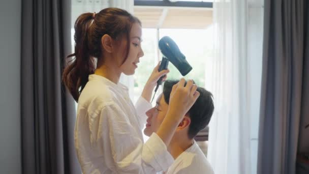 Pasangan Muda Asia Dua Orang Bersantai Sukacita Tersenyum Pengering Rambut — Stok Video