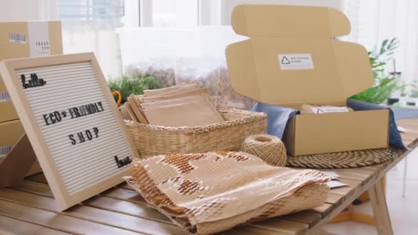 网零废弃物环保中小企业在小商店里使用环保型环保标志塑料包装纸箱包装纸 桌上干燥水葫芦重复使用包装用品 — 图库视频影像