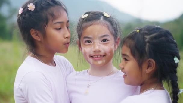 Tre Små Söta Barn Asiatiska Systrar Kyssa Kinden Krama Titta — Stockvideo