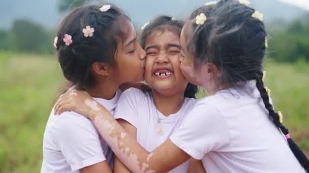 Tre Små Söta Barn Asiatiska Systrar Kyssa Kinden Krama Titta — Stockvideo