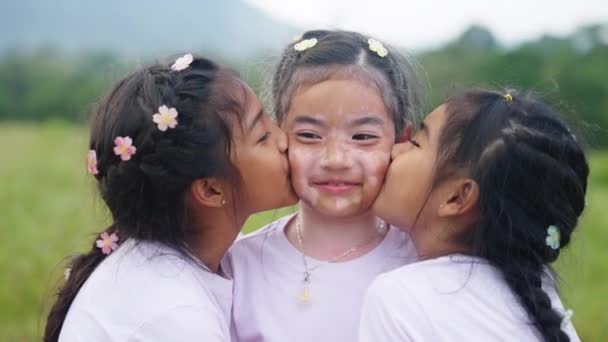 Three Little Cute Child Asia Sisters Kiss Cheek Cuddle Hug — Stock Video