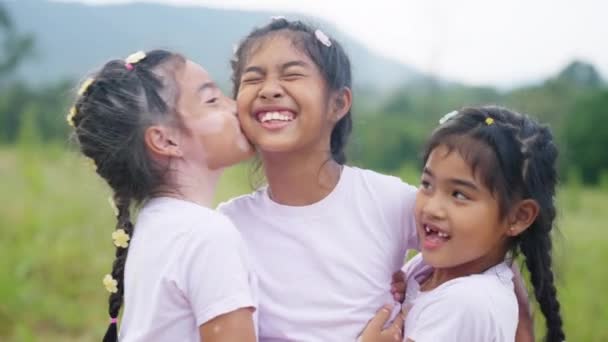 Three Little Cute Child Asia Sisters Kiss Cheek Cuddle Hug — Stock Video