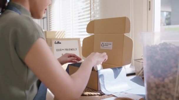 Продавец Экологически Чистых Отходов Идет Зеленой Упаковки Коробка Коробка Коробка — стоковое видео