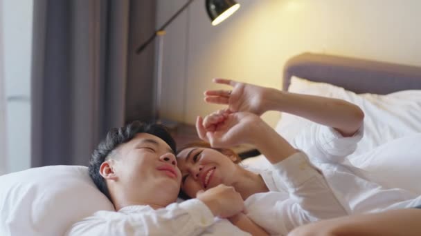 Top View Young Couple Asia People Lying Talk Bed Relax — Vídeos de Stock