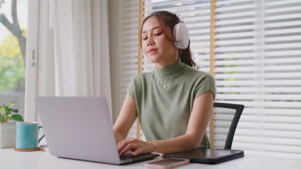 Taking Break Work Relax Easy Listen Music Joy Sing Song — Video