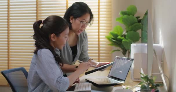 Smart Gen Tech Talent Workforce Young Two People Asia Woman — Stok video