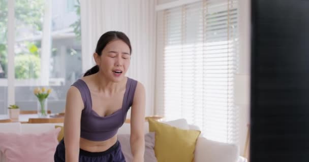 Молодая Активная Азиатка Женщина Смеется Улыбка Охладить Закончить Тело Кардио — стоковое видео