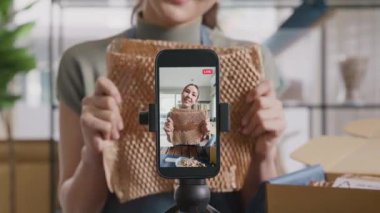 KOBİ 'nin sahibi yeşil net sıfır perakende mağazasından canlı yayında çevre koruma plastiksiz paketleme kutusunu gösteriyor. Asyalı genç kadın tiktok IG bobinli Instagram 'da video kaydı yapıyor..