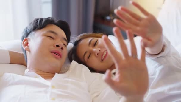 Top View Young Couple Asia People Lying Talk Bed Relax — Video Stock