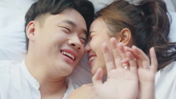 Top View Young Couple Asia People Lying Talk Bed Relax — Stock videók