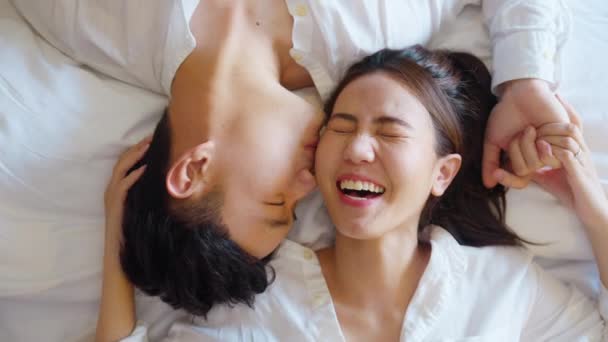 Вид Зверху Справжнього Кохання Молода Пара Азії Лежить Поцілунок Дружини — стокове відео