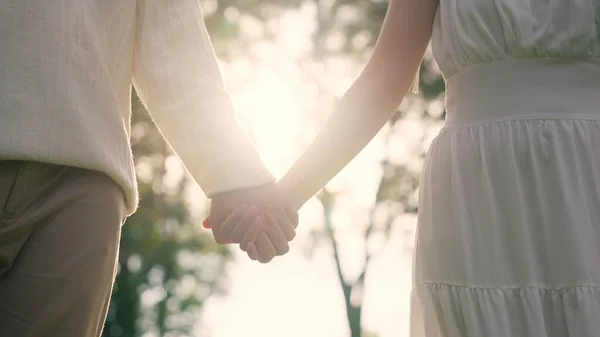Pria Dan Wanita Asia Dewasa Muda Yang Bahagia Mulai Berkencan — Stok Foto