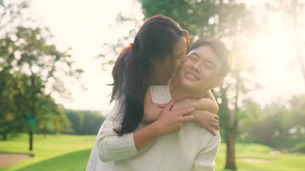 Asia Dewasa Muda Orang Tunangan Kekasih Bahagia Genit Jatuh Cinta — Stok Foto