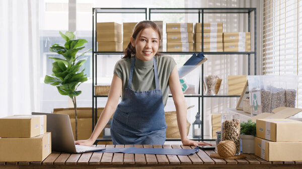 Green Vendor Use Eco Packaging Parcel Carton Box Net Zero Stock Photo