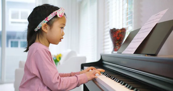 Молода Мила Азія Маленька Дівчинка Розслабляється Демонструючи Музичні Навички Домашній Стокове Зображення