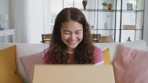 Asia Personas Joven Sonrisa Amor Abrazo Paquete Caja Mercancías Cartón — Vídeo de stock