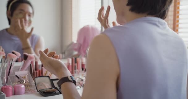 Eşcinsel Eşcinsel Adam Ikili Olmayan Güzellik Blogcusu Makyaj Sanatçısı Evde — Stok video