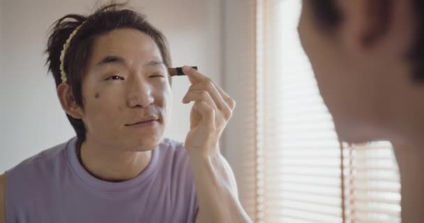 Gay Queer Man Non Binary Beauty Blogger Makeup Artist Home — Vídeo de stock