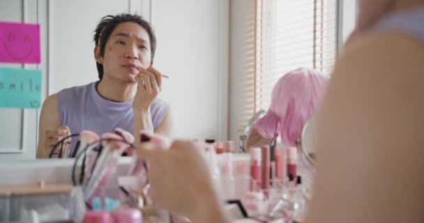 Gay Queer Άνθρωπος Δυαδικό Ομορφιά Blogger Makeup Artist Στο Σπίτι — Αρχείο Βίντεο
