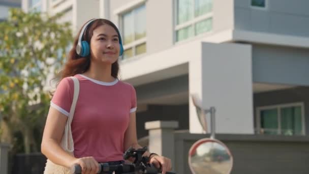 Молодая Женщина Счастливая Улыбка Девушка Идти Зеленая Азия Люди Ездят — стоковое видео