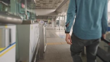 Temiz enerji emisyonu düşük motorlu e-scooter, MRT metro istasyonundan katlanmış küçük bir EV motosiklet al. Dünya 'yı kurtar ağ sıfır şehir yaşamında yeşil seyahate çık