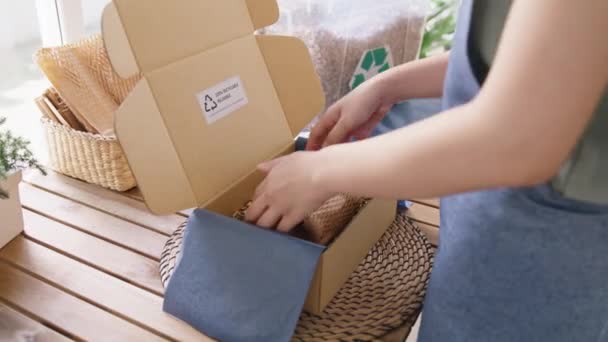エコベンダーは ネットゼロ廃棄物ストアアジアの小売店舗で緑の包装小包カートンボックスに移動します 地球ケア日小さな中小企業の所有者アジアの人々は 再利用茶色の紙パックの贈り物をラッププラスチックフリー注文を減らす — ストック動画