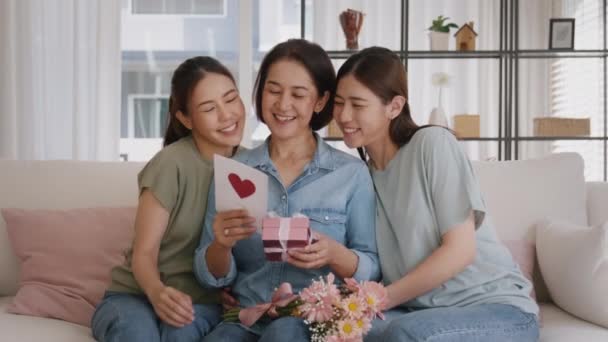 Muttertag Zwei Erwachsene Kinder Kuscheln Umarmung Geben Blumen Geschenk Box — Stockvideo