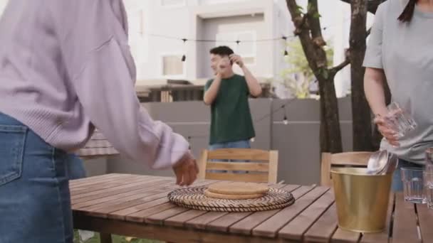 Asya Bir Grup Eğlenceli Erkek Sahibi Bahçe Avlusunda Sofra Sofrası — Stok video
