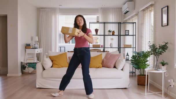 Asyalı Genç Gen Kadını Gülümsüyor Paket Kutuları Taşıyor Mutlu Eğlence — Stok video