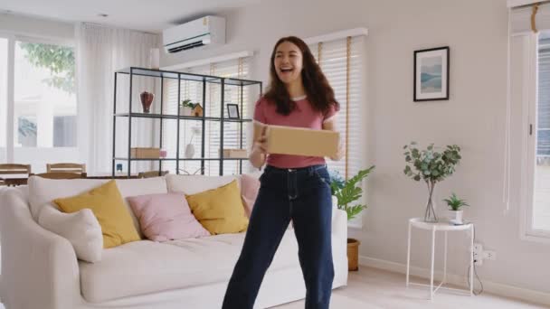 Азійські Люди Молоді Жінки Gen Посміхаються Коробки Коробками Упаковуючи Щасливі — стокове відео