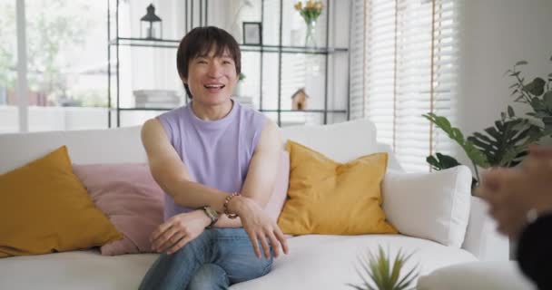 Gay Queer Asiático Hombre Binario Influencer Sentado Fácil Casa Sofá — Vídeo de stock