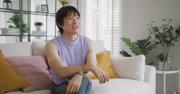 Gay Queer Asiático Hombre Binario Influencer Sentado Fácil Casa Sofá — Vídeo de stock