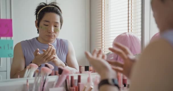 Gay Queer Man Non Binary Beauty Blogger Makeup Artist Home — Vídeo de stock