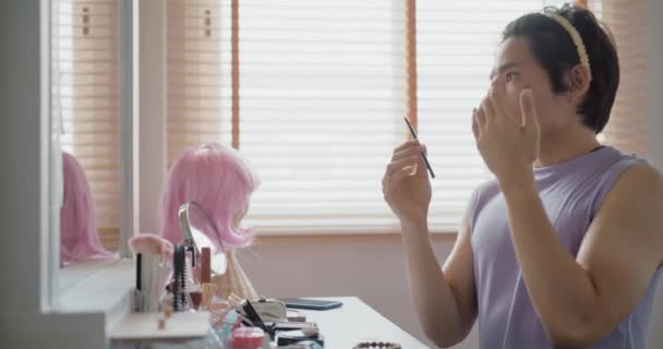 Eşcinsel Eşcinsel Adam Ikili Olmayan Güzellik Blogcusu Makyaj Sanatçısı Evde — Stok video