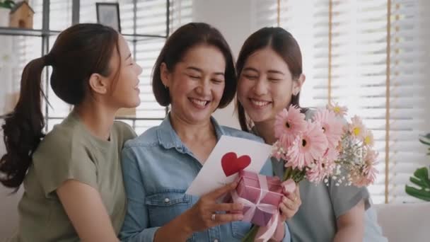 Muttertag Zwei Erwachsene Kind Kuscheln Umarmung Geben Blumen Geschenk Box — Stockvideo