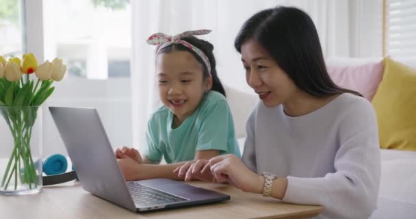 Cute Asia Люди Альфа Малый Gen Ребенок Весело Поговорить Играть — стоковое видео